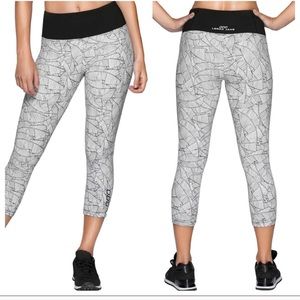 Lorna Jane leaf island print crop Capri  New!